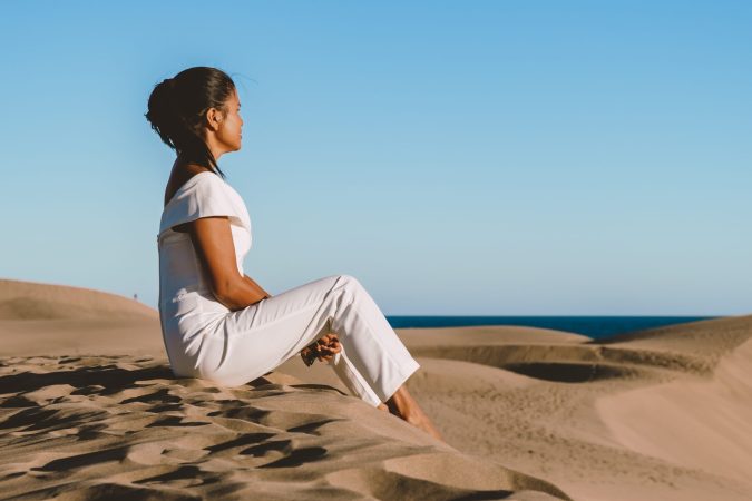 young-woman-at-the-dessert-of-maspalomas-sand-dune-2025-01-08-19-07-04-utc